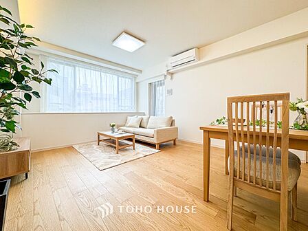 明るく開放的な空間が広がるLDK。室内には豊かな陽光が注ぎ込み、爽やかな住空間を演出。