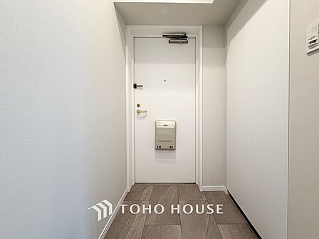 居住者の帰り、訪れる方を優しく迎えてくれる開放感のある玄関。