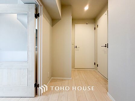 上質感漂う廊下。居住者の帰り、訪れる方を優しく迎え安らぎに満ちた生活空間を予感させます。