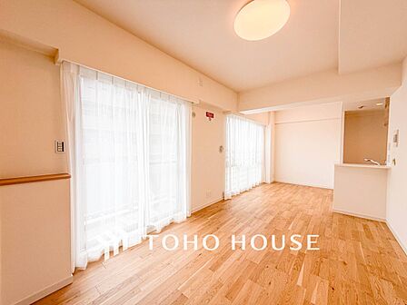 爽やかな色合いのフローリングと清潔感の溢れるクロスが明るい空間を創り出しているリビングダイニング。