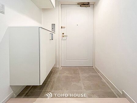 居住者の帰り、訪れる方を優しく迎えてくれる開放感のある玄関。