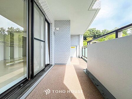 暮らしの中で光と風を演出してくれるバルコニー。