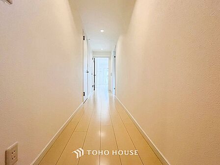 上質感漂う廊下。居住者の帰り、訪れる方を優しく迎える・安らぎに満ちた生活空間を予感させる。
