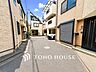 外観：前面道路含む現地写真『快適』は「家」と「街」と「環境」が調和した時に訪れるだと改めて感じさせてくれます。