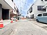 外観：前面道路含む現地写真『快適』は「家」と「街」と「環境」が調和した時に訪れるだと改めて感じさせてくれます。