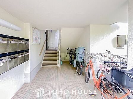 住まう誇らしさと安心感を演出する落ち着いた雰囲気のエントランス。