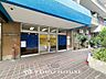 エントランス：住まう誇らしさと安心感を演出する落ち着いた雰囲気のエントランス。