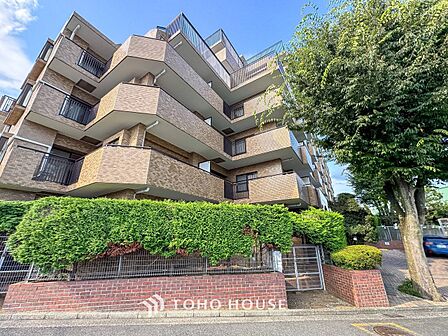 住む人を映し出す洗練された佇まいは、いつまでも輝き続けながらいつしか街の風景に溶け込んでいきます。