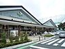 周辺：18のショップ＆レストランとスポーツ施設。のびのびとショッピングやスポーツが楽しめます。汗を流した後にお友達をカフェでお茶もいいですよ。