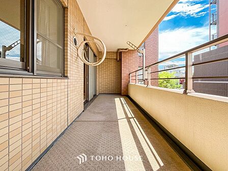 暮らしの中で光と風を演出してくれるバルコニー。