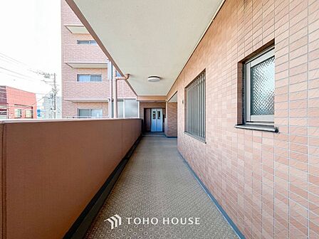 開放的で明るい共用廊下。清潔感があり、行き届いた管理体制がうかがえます。