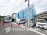 外観：前面道路含む現地写真『快適』は「家」と「街」と「環境」が調和した時に訪れるだと改めて感じさせてくれます。