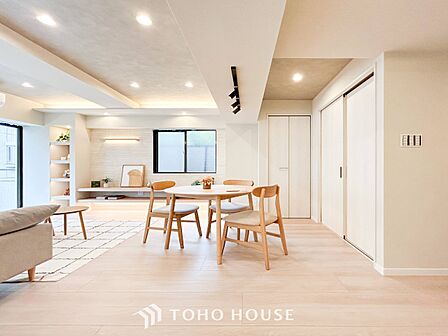やわらかな陽射しがふりそそぎ、室内に開放感と爽快感をもたらします。