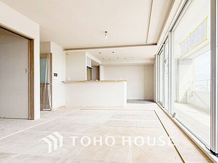 自然と家族が集う、開放感のある明るいダイニング。