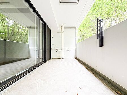 暮らしの中で光と風を演出してくれるバルコニー。