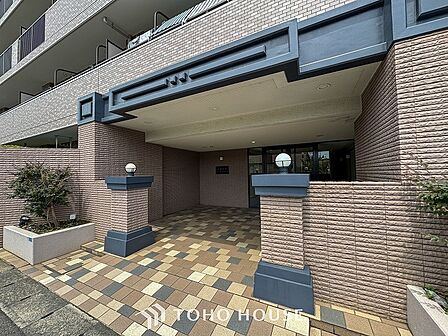 住まう誇らしさと安心感を演出する落ち着いた雰囲気のエントランス。