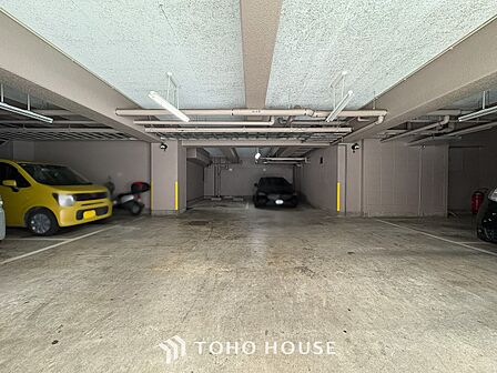 大切なお車を雨や風から守ってくれる屋内駐車場です。