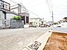 外観：前面道路含む現地写真『快適』は「家」と「街」と「環境」が調和した時に訪れるだと改めて感じさせてくれます。