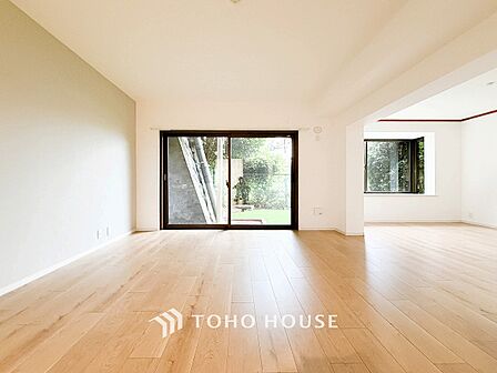 落ち着いた雰囲気に包まれた伸びやかな空間で、ゆったりと家族団らんの時間を過ごせます。