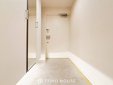 居住者の帰り、訪れる方を優しく迎えてくれる開放感のある玄関。