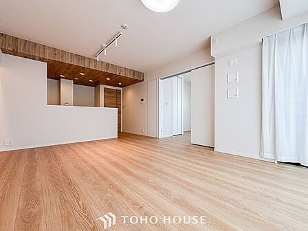 爽やかな色合いのフローリングと清潔感の溢れるクロスが明るい空間を創り出しているリビングダイニング。