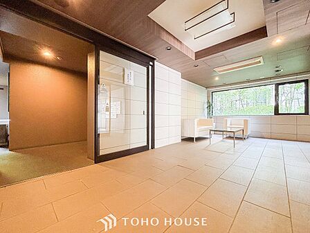 光あふれる開放感あるロビーは上質で洗練された空間。
