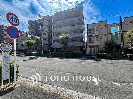 前面道路含む現地写真『快適』は「家」と「街」と「環境」が調和した時に訪れるだと改めて感じさせてくれます。