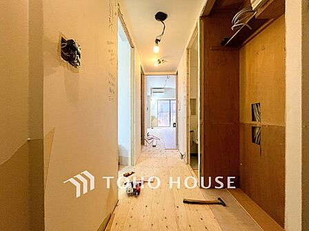 上質感漂う廊下。居住者の帰り、訪れる方を優しく迎える・安らぎに満ちた生活空間を予感させる。