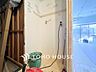 室内：洗濯機を配置しても十分なスペースを確保しております。