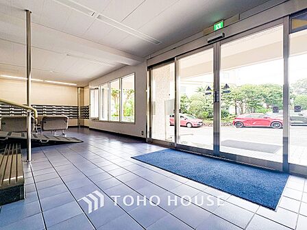 住まう誇らしさと安心感を演出する落ち着いた雰囲気のエントランス。