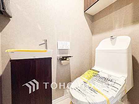 トイレはシンプルにホワイトで統一した温水洗浄付です。