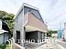 玄関：住む人を映し出す洗練された佇まいは、いつまでも輝き続けながらいつしか街の風景に溶け込んでいきます。