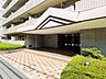 エントランス：住まう誇らしさと安心感を演出する落ち着いた雰囲気のエントランス。