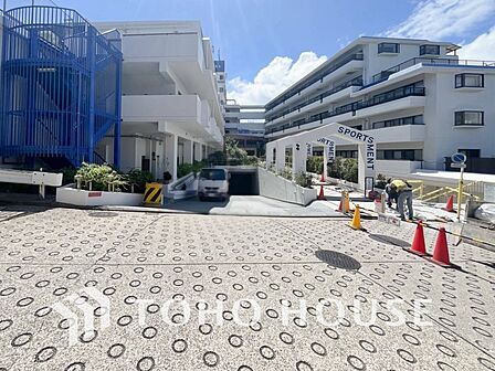 前面道路含む現地写真『快適』は「家」と「街」と「環境」が調和した時に訪れるだと改めて感じさせてくれます。