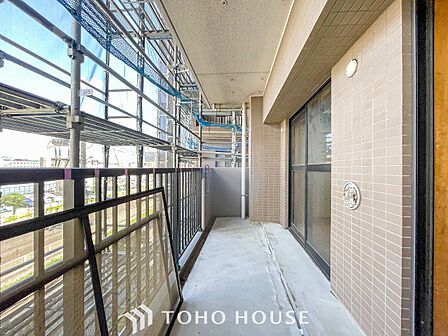 心地よい風を肌で感じることのできるバルコニー。