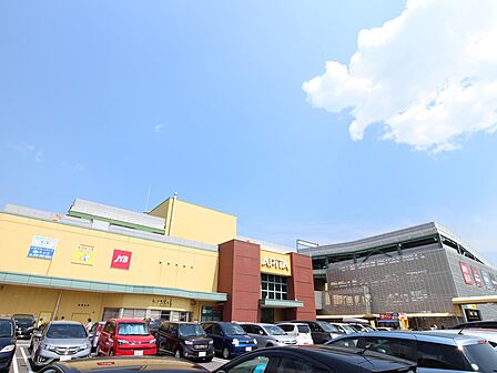 スーパー・衣料品・本・雑貨など何でも揃います。フードコートも多数あります。