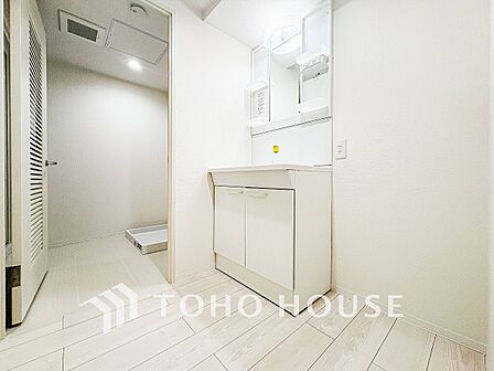 落ち着いた空間を演出するカラーと、ゆったりお使い頂ける広さが魅力のパウダールーム。
