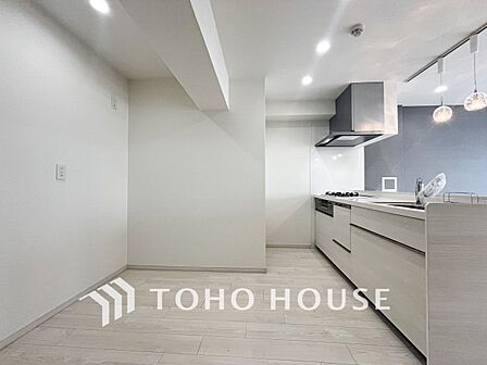 お手入れのしやすいすっきりしたシステムキッチンを採用しました。