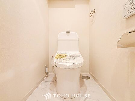 トイレはシンプルにホワイトで統一した温水洗浄付です。