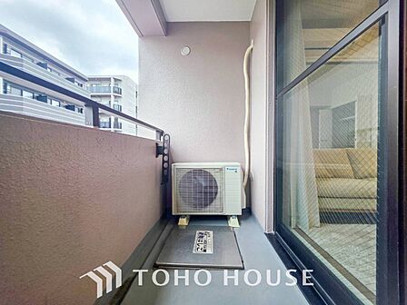 陽光とそよ風に触れることができるバルコニー。