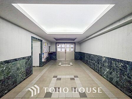 外と内をつなぐロビーは、落ち着いた雰囲気を漂わせた上質な空間です。