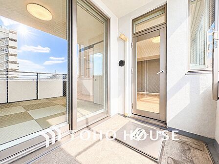 暮らしの中で光と風を演出してくれるバルコニー。