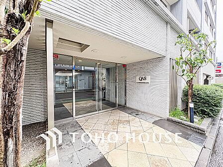 プライベート感が高まる、居住者を優しく迎え入れてくれるエントランス。