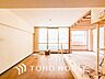 室内：対面式キッチンのあるLDKで家族の会話が弾みます。