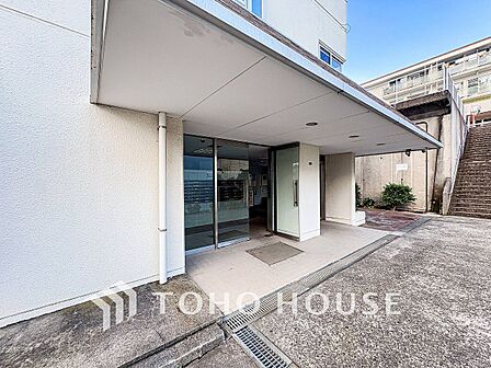 住まう誇らしさと安心感を演出する落ち着いた雰囲気のエントランス。