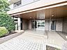 エントランス：住まう誇らしさと安心感を演出する落ち着いた雰囲気のエントランス。