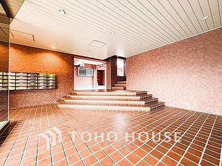 外と内をつなぐロビーは、落ち着いた雰囲気を漂わせた上質な空間です。