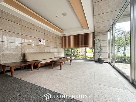 格調と気品を息づかせた佇まい。住む人や訪れる人を室内へとやさしくエスコートします。
