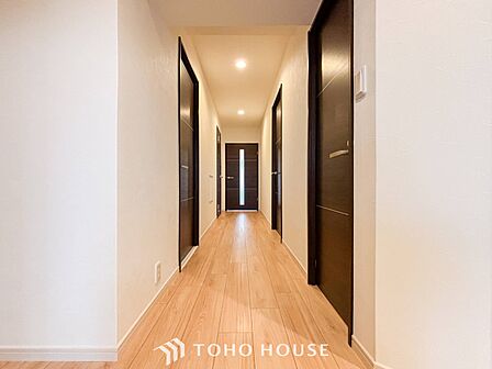 上質感漂う廊下。居住者の帰り、訪れる方を優しく迎える・安らぎに満ちた生活空間を予感させる。