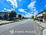 外観：前面道路含む現地写真『快適』は「家」と「街」と「環境」が調和した時に訪れるだと改めて感じさせてくれます。